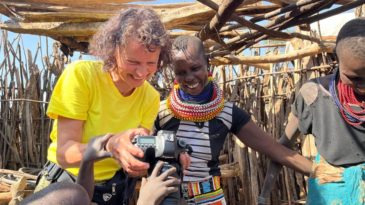foto's maken samen met de karamojong