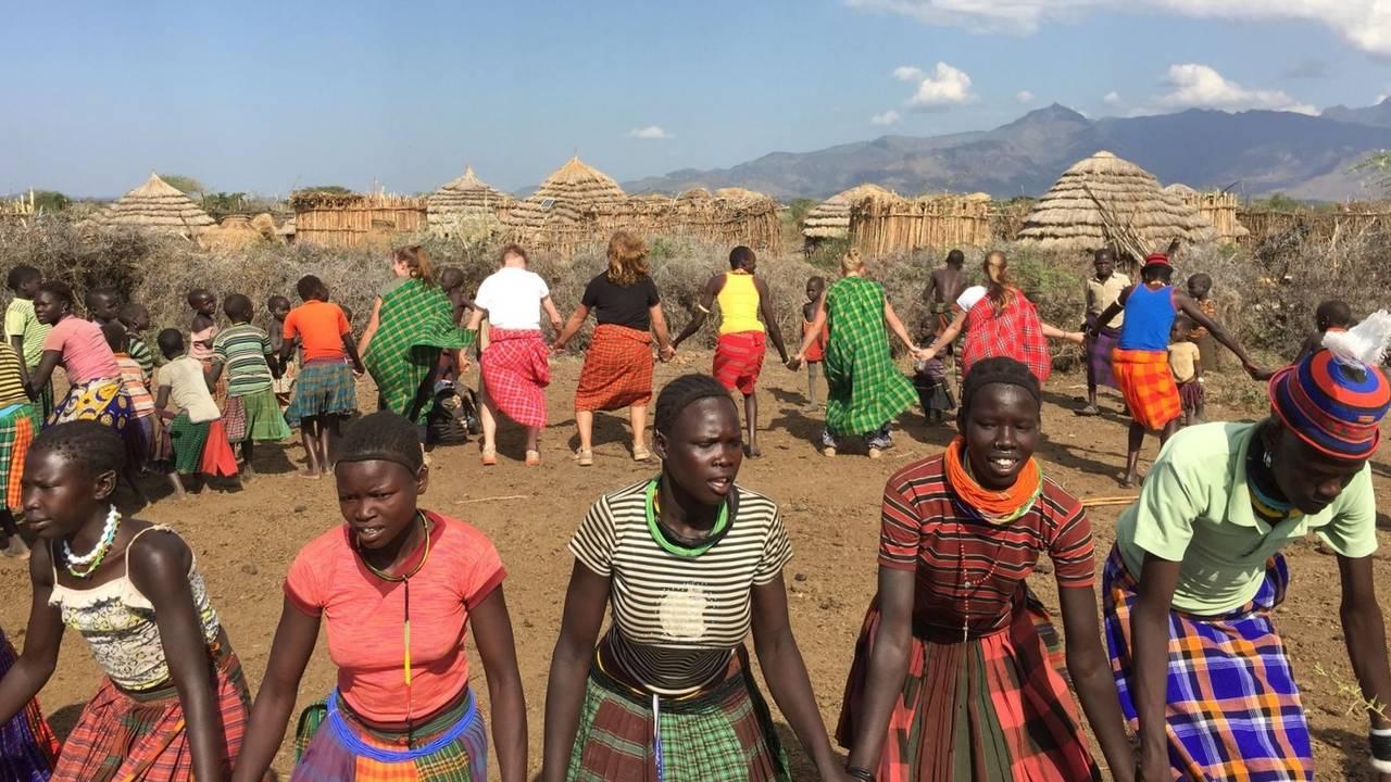 traditionele dans van de karamojong