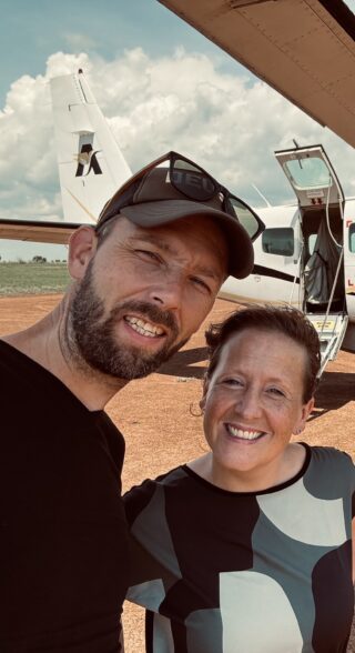 Thijs en Anne vliegtuig oeganda